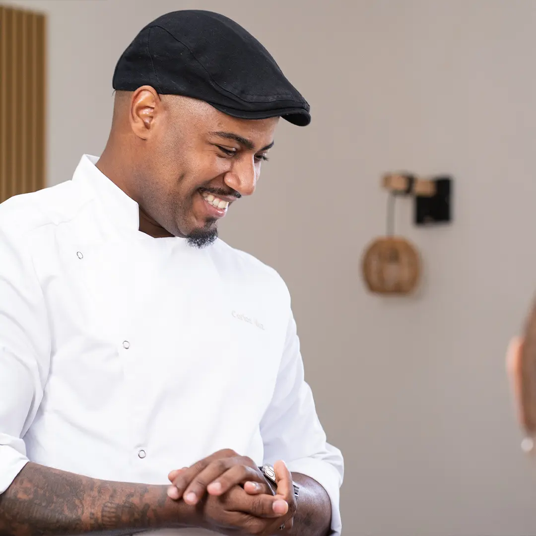 Carlos Vaz in weißer Kochjacke und schwarzer Schirmmütze im Lopshof in Dötlingen